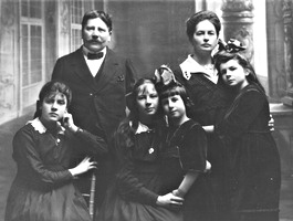 Grand-parents et leur 4 filles